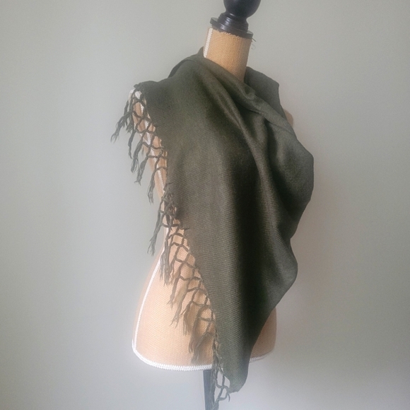 Dark Green long winter Scarf with criss crossed detailing tassels - Picture 1 of 5